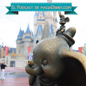 Foto de un parque Disney con Dumbo en primer plano