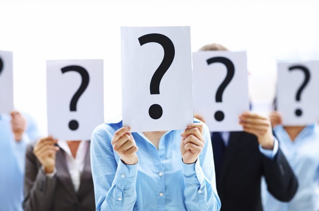 Personas con la cara oculta con un interrogante