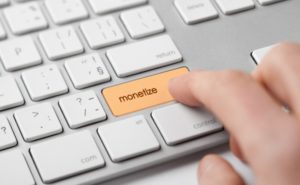 Un teclado de ordenador con una tecla que dice "monetize"