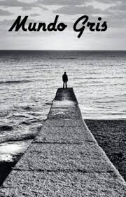 Un espigón que se adentra al mar, con un hombre al final. Todo en blanco y negro