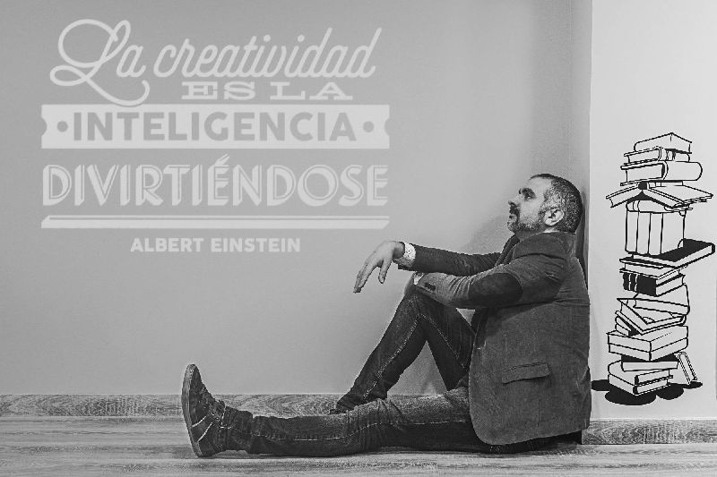 Raúl sentado en actitud meditativa ante una frase de Einstein