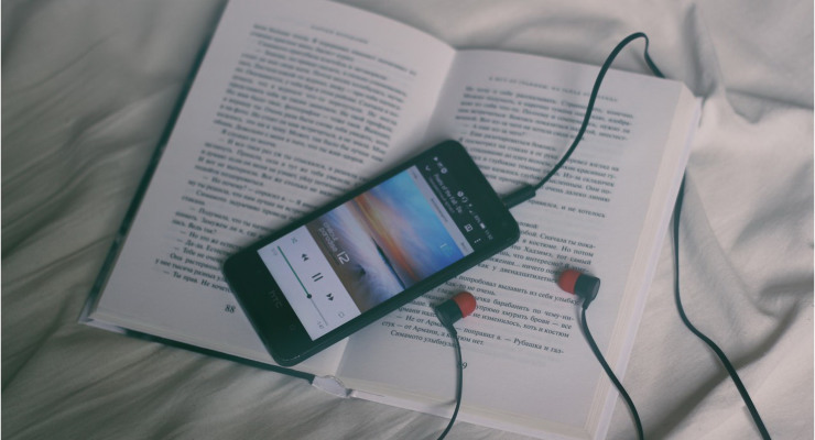 escuchar podcast en el móvil. Audiolibros