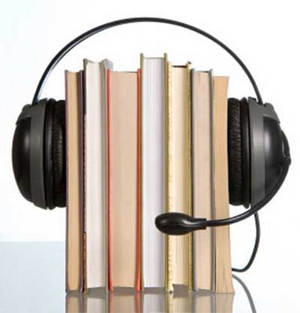 Unos libros con unos auriculares puestos.